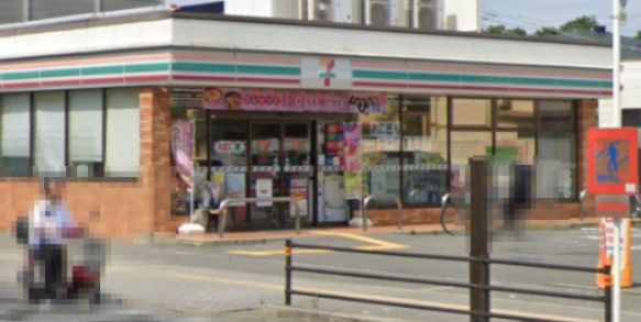 近くのセブンイレブン 豊中服部南町4丁目店まで1,046m（徒歩14分）