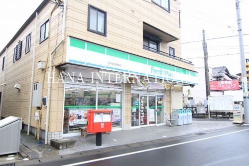近くのファミリーマート松戸新田駅前店まで378m（徒歩5分）