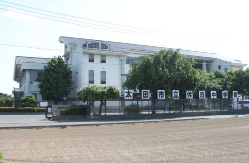 近くの太田市立休泊中学校まで939m（徒歩12分）