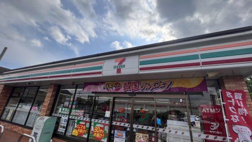 近くのセブンイレブンまで1,058m（徒歩14分）