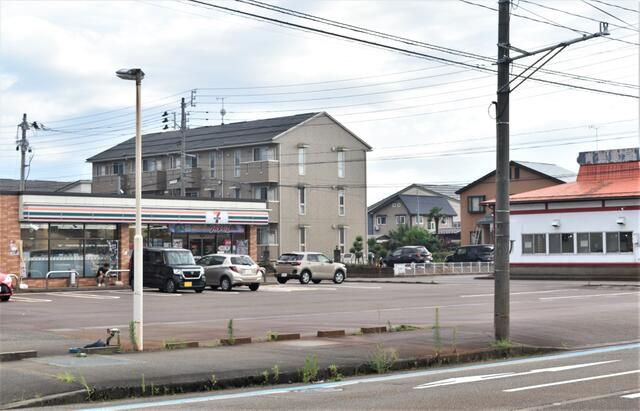 近くのコンビニまで832m（徒歩11分）