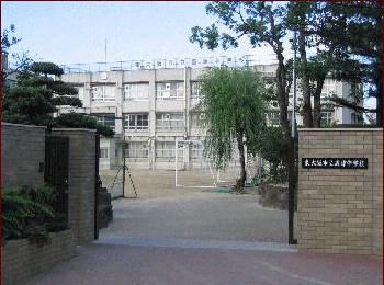近くの盾津中学校まで1,120m（徒歩14分）