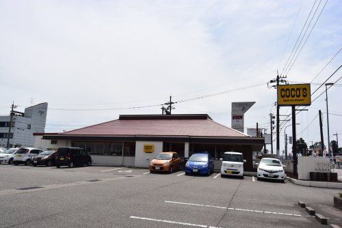 近くのココス 砺波店まで888m（徒歩12分）