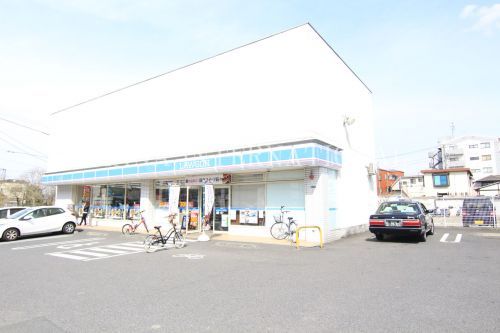 近くのローソン 足立扇三丁目店まで838m(徒歩11分)