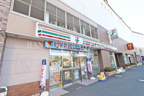 近くのコンビニまで442m（徒歩6分）