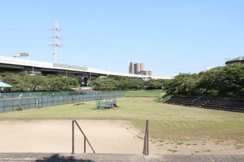 近くの江川運動広場テニスコートまで1,562m（徒歩20分）