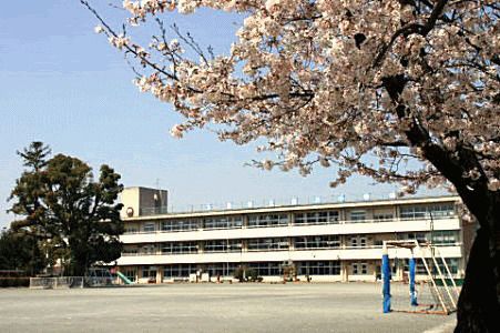 近くの太田市立韮川小学校まで621m(徒歩8分)