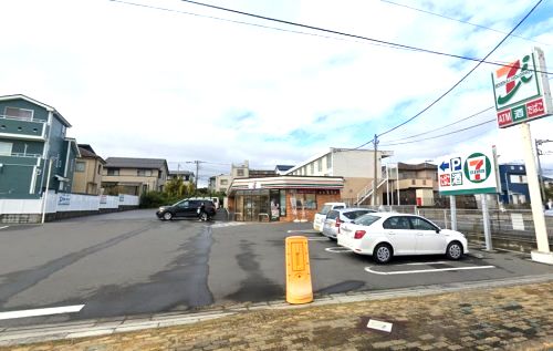 近くのコンビニまで839m（徒歩11分）