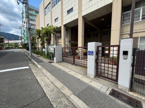 近くの神戸市立烏帽子中学校まで88m（徒歩2分）