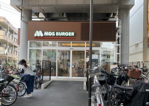 近くの飲食店まで746m（徒歩10分）