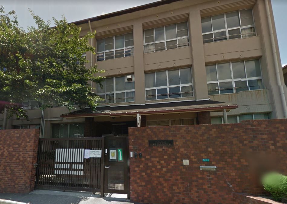 近くの晴明丘南小学校まで835m(徒歩11分)