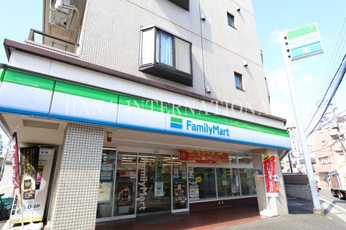 近くのファミリーマートまで972m(徒歩13分)