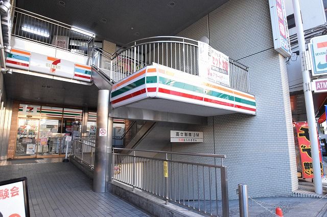 近くのセブンイレブン 横浜鴨居駅前店まで656m（徒歩9分）