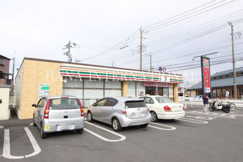 近くのコンビニまで632m（徒歩8分）