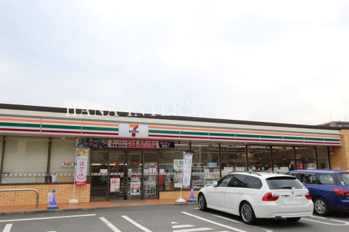 近くのコンビニまで741m（徒歩10分）