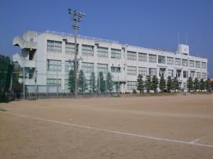 近くの小学校まで2,126m（徒歩27分）