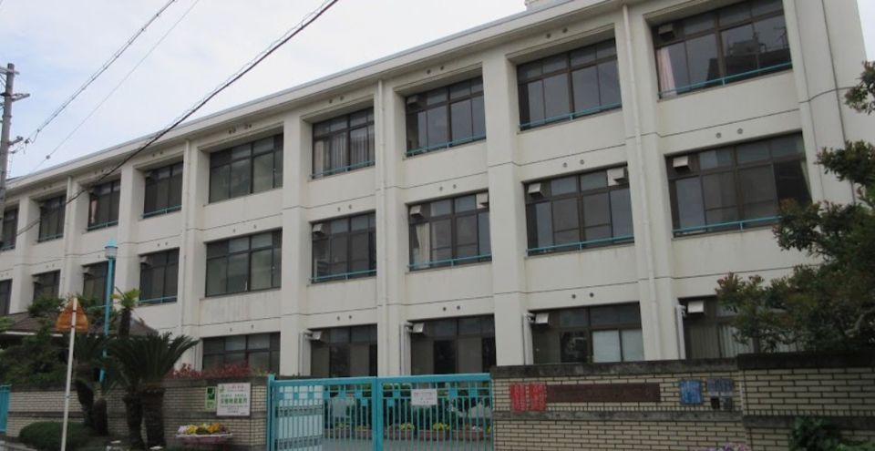 近くの大阪市立鶴見南小学校まで344m(徒歩5分)