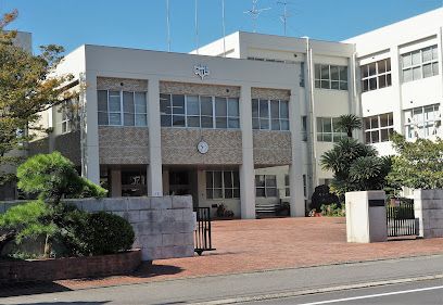 近くの仁尾中学校まで869m（徒歩11分）