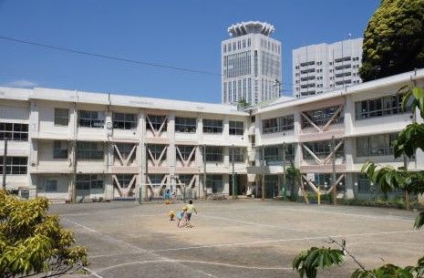 近くの横須賀市立汐入小学校まで743m(徒歩10分)
