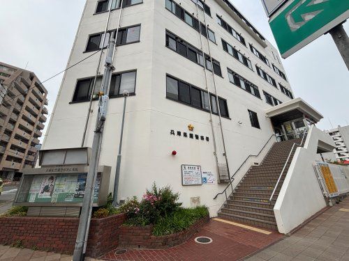 近くの灘警察署まで291m（徒歩4分）