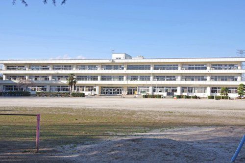 近くの太田市立藪塚本町南小学校まで1,366m（徒歩18分）