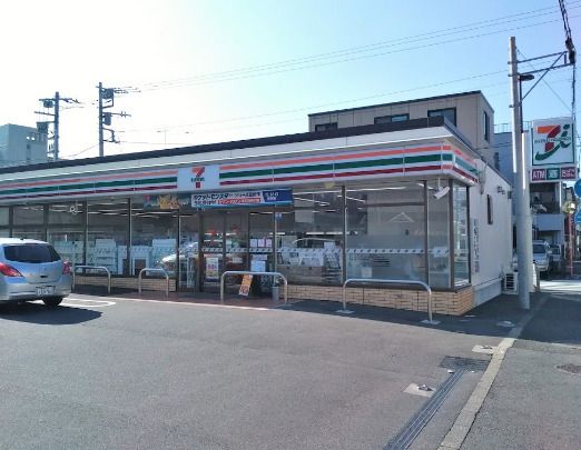 近くのコンビニまで206m（徒歩3分）