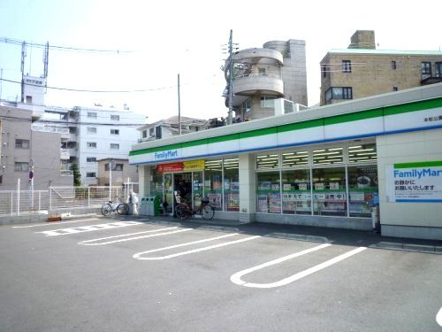 近くのファミリーマート本牧公園前店まで569m（徒歩8分）