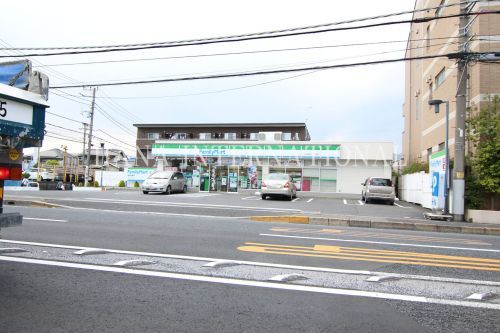 近くのファミリーマート市川欠真間店まで339m(徒歩5分)