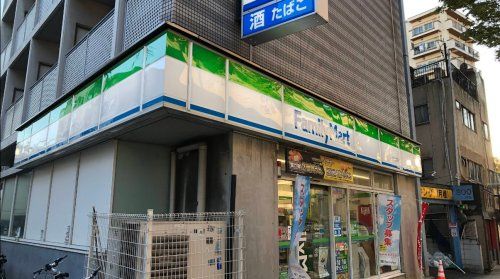 近くのファミリーマート 明大前店まで368m(徒歩5分)