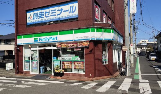 近くのファミリーマート M・Y堀ノ内駅前店まで551m（徒歩7分）