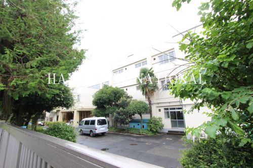 近くの調布市立富士見台小学校まで933m（徒歩12分）