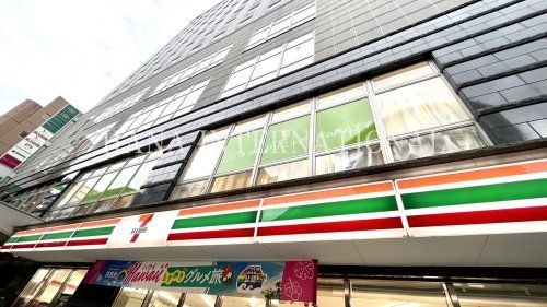 近くのコンビニまで740m（徒歩10分）