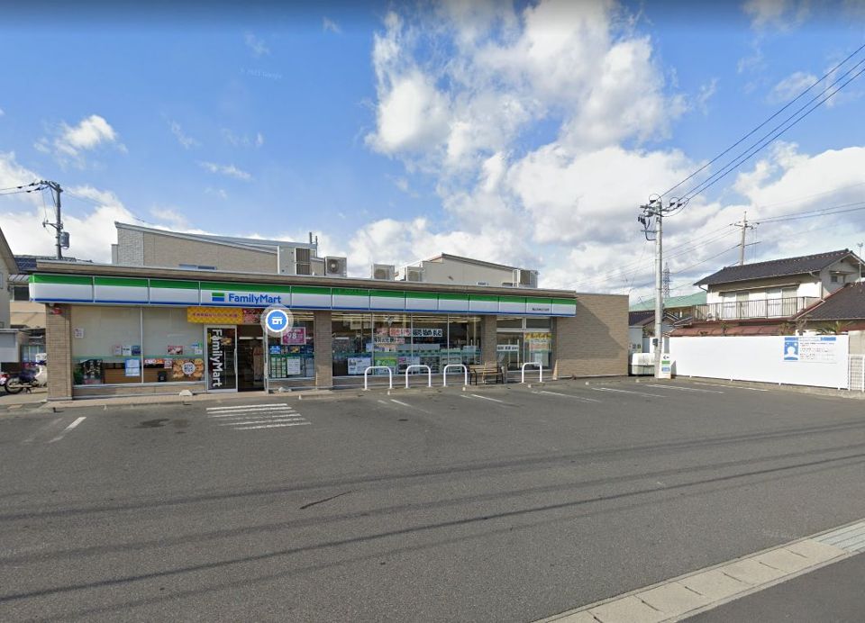 近くのファミリーマート岡山平井五丁目店まで379m（徒歩5分）