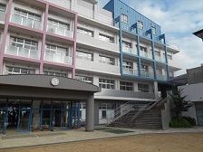 近くの神戸市立丸山ひばり小学校まで836m（徒歩11分）