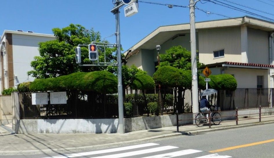 近くの大阪市立高倉中学校まで438m(徒歩6分)