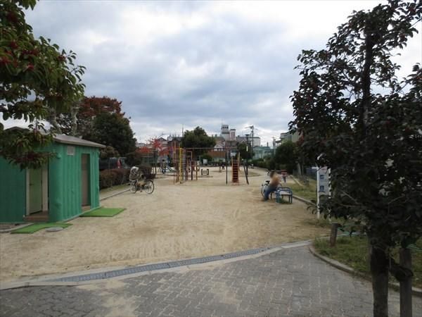 近くの黒原旭町公園まで614m（徒歩8分）