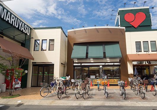 近くのマルヤス 登美の里店まで1,195m(徒歩15分)