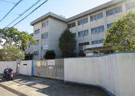 近くの寝屋川市立楠根小学校まで634m（徒歩8分）