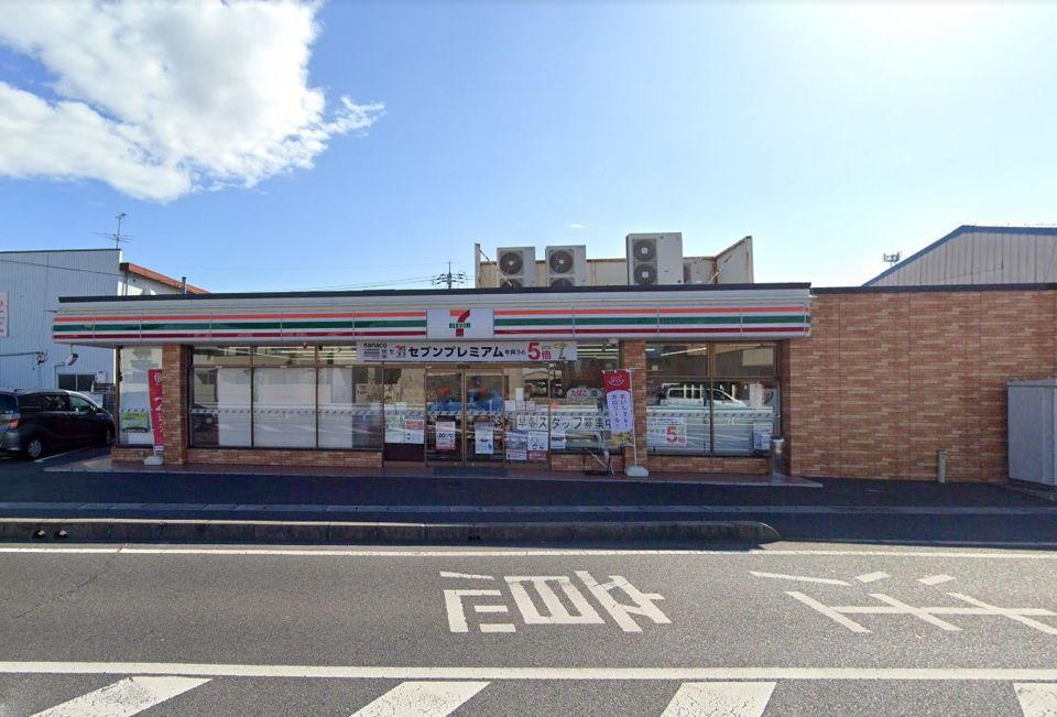 近くのコンビニまで413m（徒歩6分）