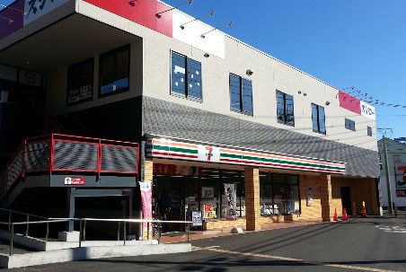 近くのセブンイレブン 横浜六浦2丁目店まで633m(徒歩8分)