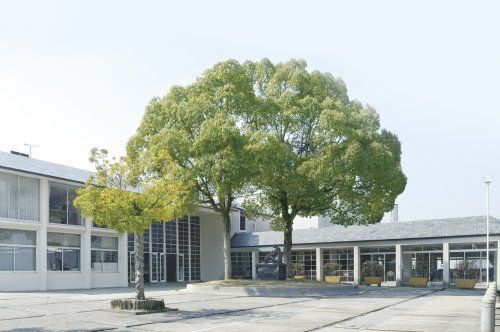 近くの私立滋賀短期大学まで2,579m（徒歩33分）