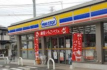 近くのミニストップ 深大寺東町店まで654m(徒歩9分)