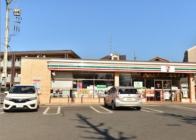 近くのコンビニまで647m（徒歩9分）