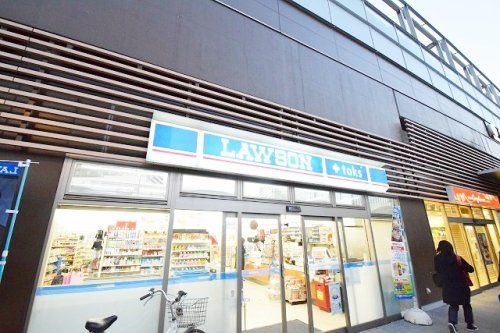 近くのコンビニまで521m（徒歩7分）