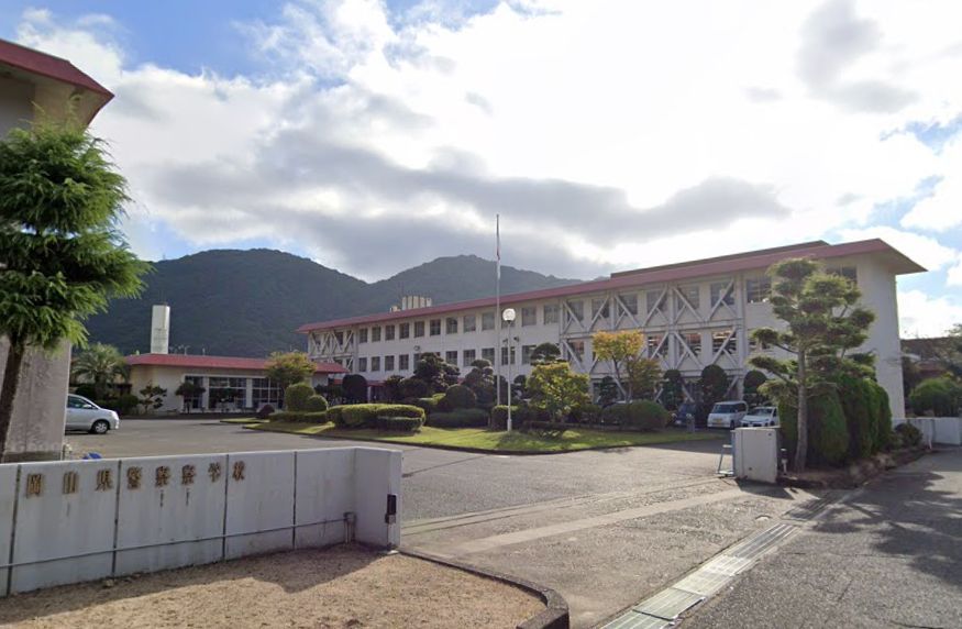 近くの岡山県警察学校まで1,162m（徒歩15分）