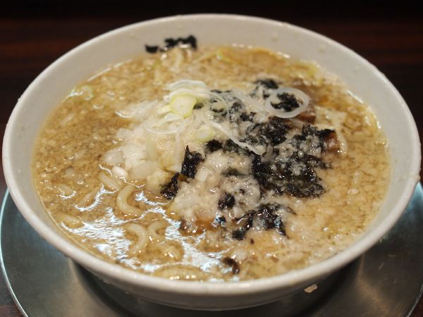 近くのらーめん潤まで308m（徒歩4分）