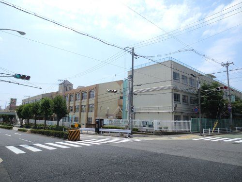 近くの神戸市立本山第三小学校まで545m（徒歩7分）