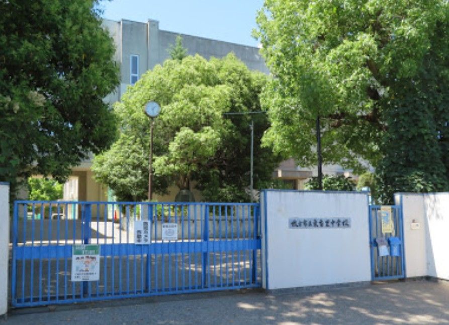 近くの枚方市立東香里中学校まで700m(徒歩9分)