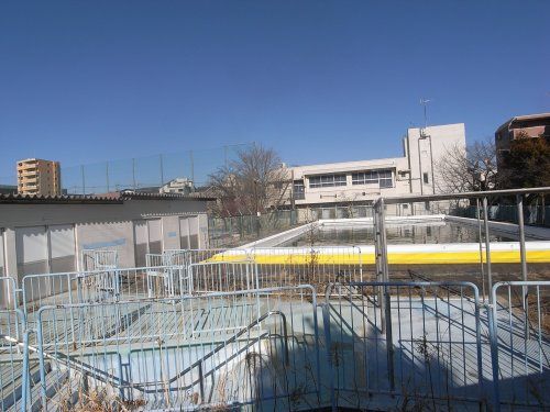 近くのさいたま市立仲本小学校まで617m（徒歩8分）