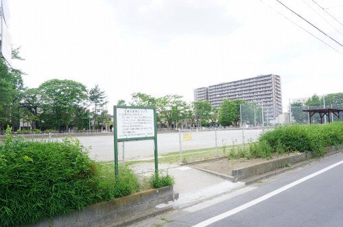 近くの氷川公園まで715m（徒歩9分）
